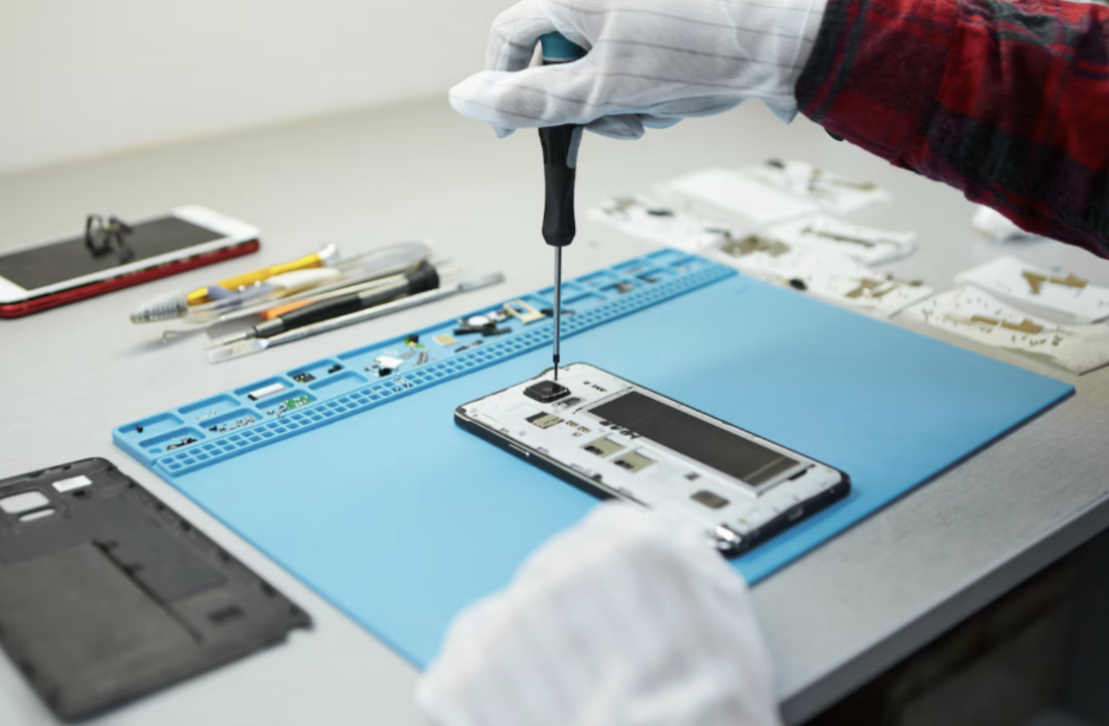 Smartphone disassembly and repair workstation setup